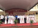 Lãnh đạo địa phương chụp ảnh cùng tập thể CBGVNV nhà trường - 