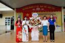 Địa phương tặng hoa.jpg - 